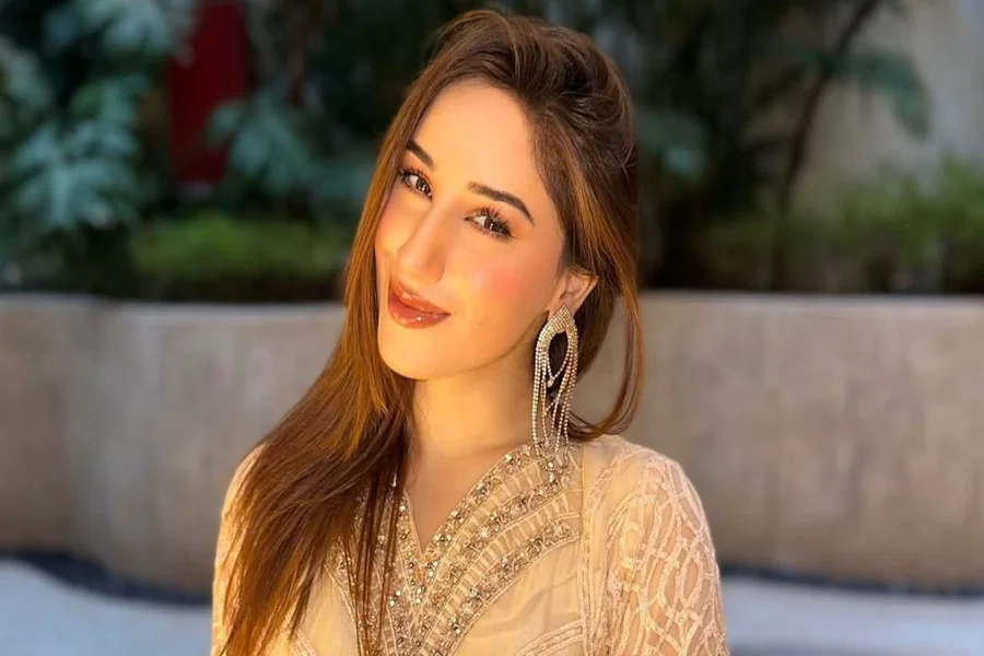 aroob khan age